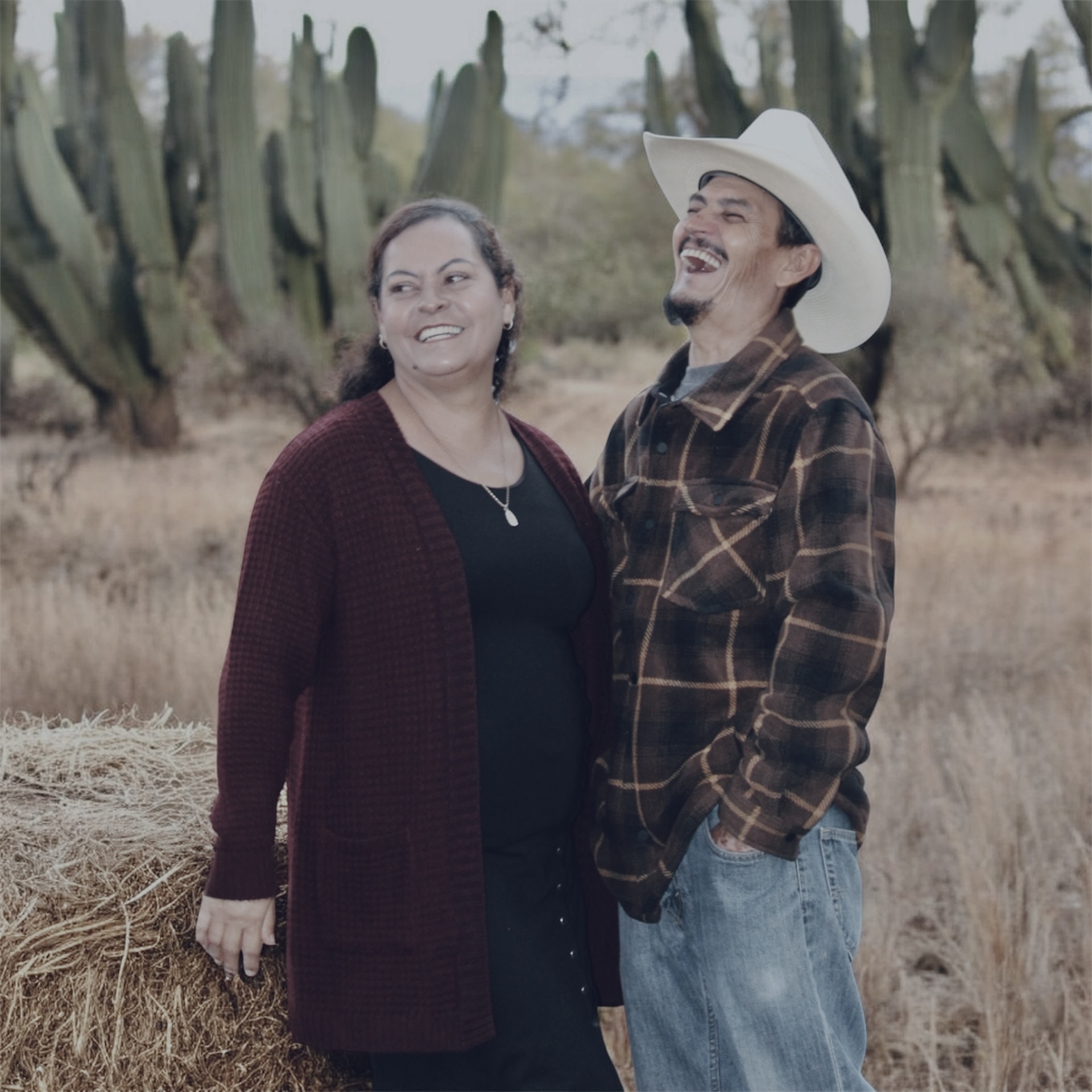 Pareja riendo entre cactus